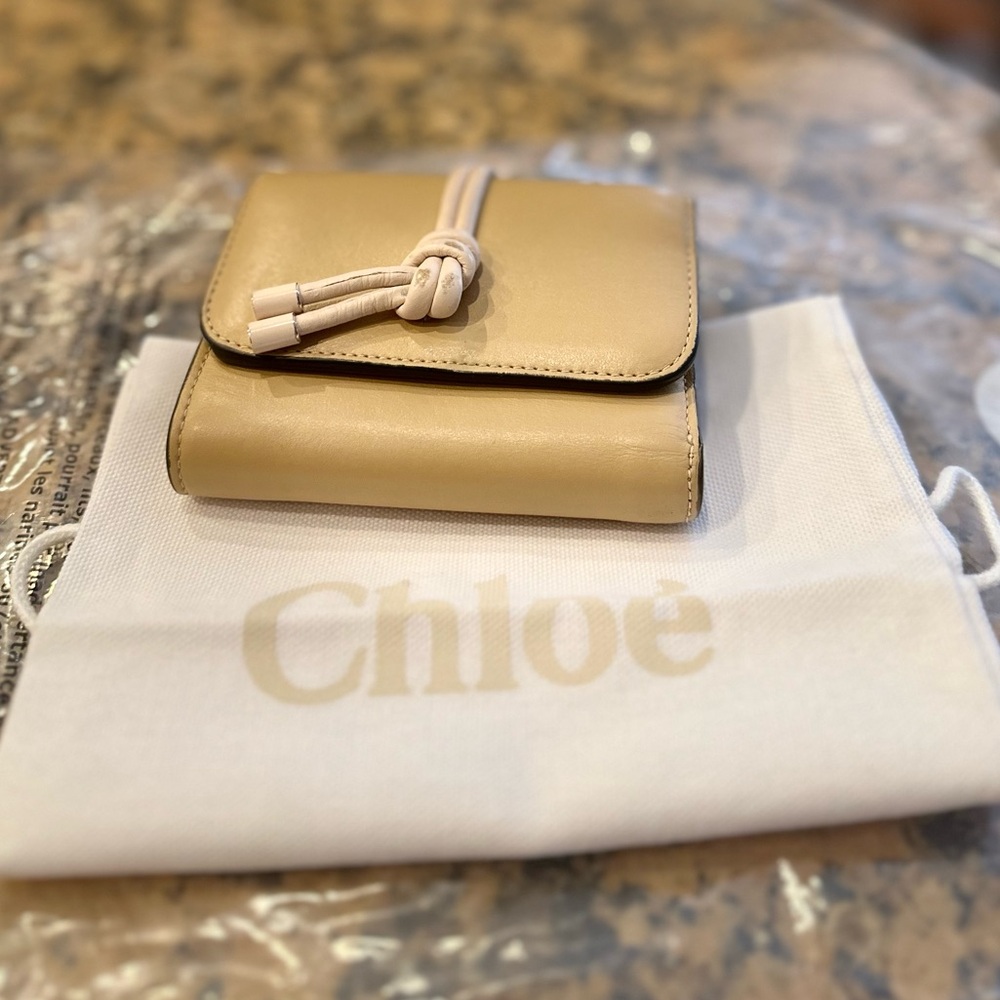 Chloé alphabet small trifold wallet in tan leather and dust pouch